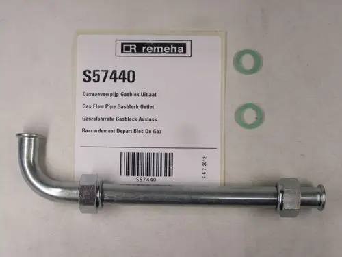 Gaszufuhrrohr für Remeha Gasblock mit gebogenem Ende, befestigt mit einer Mutter, sowie zwei Dichtungen auf einem weißen Hintergrund mit Produktetikett.